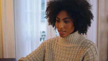 Masa başında dizüstü bilgisayar izleyen tasasız bir model. Kıvırcık saçlı, kuşkucu bir bayan sosyal ağda sohbet ediyor. Afro-Amerikalı sakin kadın tek başına düşünüyor iş stratejisini yalnız arıyor.
