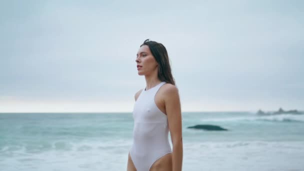Verleidelijk Slank Meisje Wandelen Aan Zeekust Zand Somber Zomerweer Jonge — Stockvideo