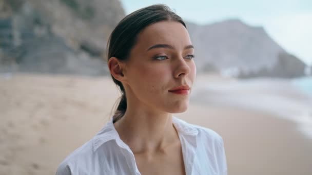 Giovane Donna Sognante Rilassante Sulla Spiaggia Giorno Nuvoloso Vicino Ritratto — Video Stock