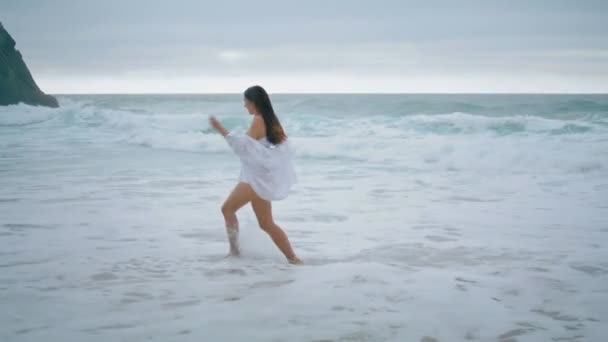 Speels Gelukkig Meisje Loopt Schuimige Zee Golven Genieten Van Bewolkt — Stockvideo
