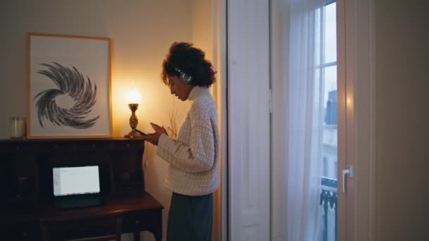 Uvolněná Žena Používající Mobilní Telefon Interiéru Okna Sluchátka Kudrnaté Dáma — Stock video