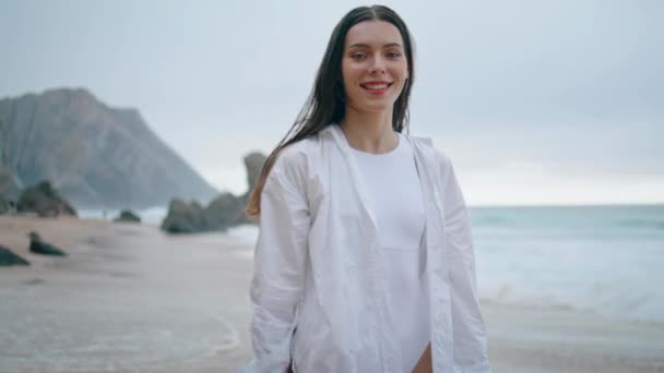 Sexy Szczupła Kobieta Spaceruje Pochmurna Plaża Samotnie Patrząc Aparat Uroczym — Wideo stockowe