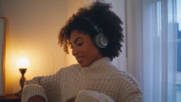 Kopfhörer Mädchen Genießen Musik Abend Der Wohnung Großaufnahme Lächelnde Dame — Stockvideo