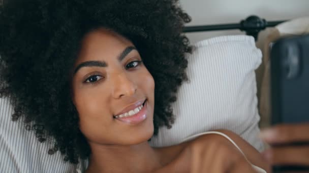 Gülümseyen Kadın Yatak Portresine Bakıyor Sabahları Cep Telefonuyla Internette Gezinen — Stok video