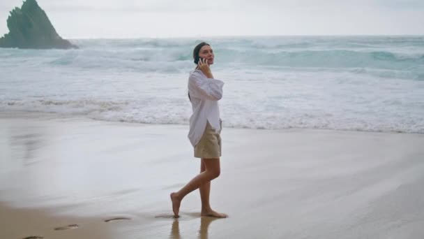Caminando Mujer Relajada Hablando Smartphone Buscando Hermoso Paisaje Marino Nublado — Vídeos de Stock