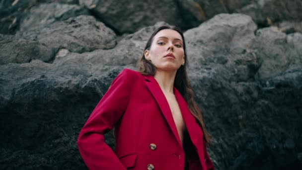 Gadis Cantik Yang Percaya Diri Berdiri Pegunungan Dengan Pakaian Merah — Stok Video
