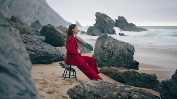 Elegante Donna Moda Seduta Cupa Costa Rocciosa Cercando Onde Oceaniche — Video Stock