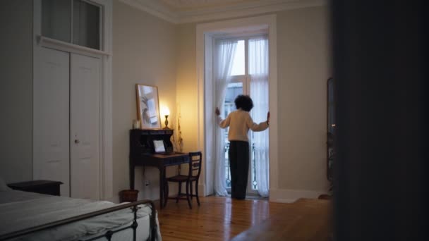 Spokój Dziewczyna Patrząc Okno Sypialni Widok Tyłu Aktywna Dama Poruszająca — Wideo stockowe