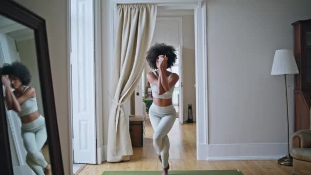 Modelo Yoga Practicando Asana Casa Zoom Mujer Africana Realizando Estiramiento — Vídeo de stock
