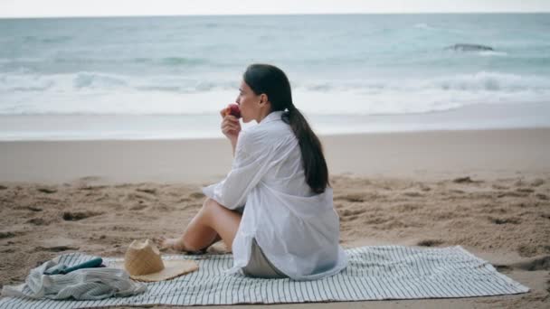 Mujer Joven Tranquila Relajándose Picnic Playa Sentado Manta Solo Chica — Vídeo de stock