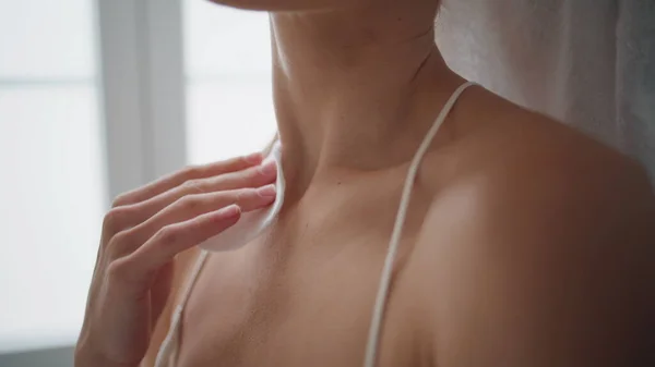 Woman Hand Rubbing Neck Lotion Home Close Unknown Girl Having — Foto Stock