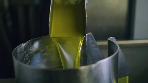 Olijfolie Machine Werkt Fabriek Close Gouden Extra Vergine Vloeibare Verwerking — Stockfoto
