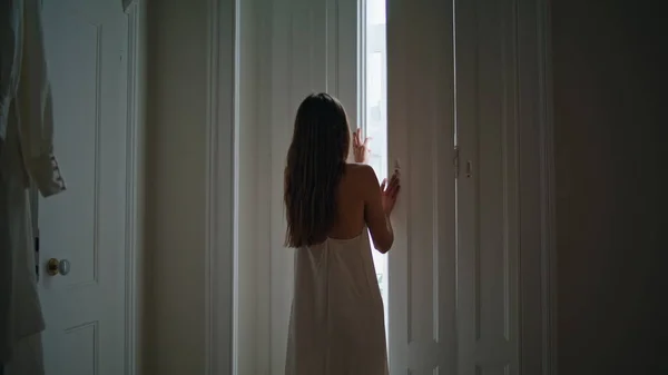Ніжна Леді Відкриває Віконниці Спальні Розслаблена Жінка Дивлячись Вікно Захоплююче — стокове фото