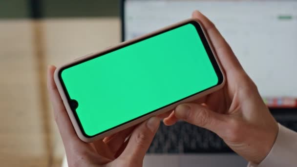 女商人手挽着模型在室内展示 Closeup未知的正式老板使用彩色屏幕智能手机单独 匿名的Ceo在网上观看水平绿色手机 传播概念 — 图库视频影像