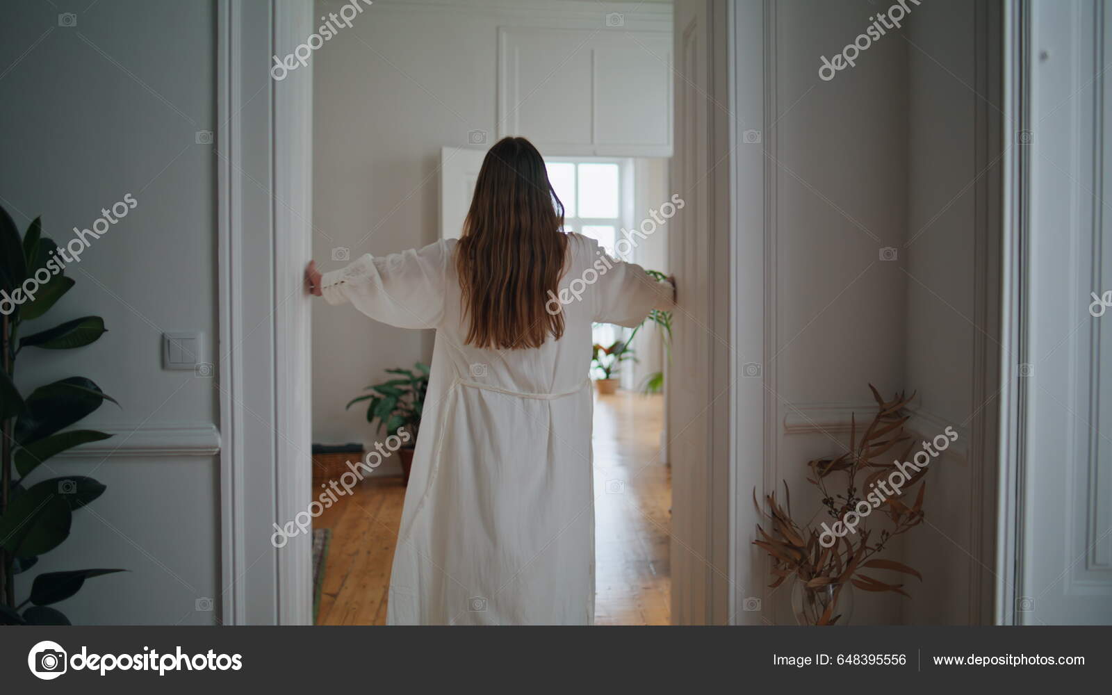 Young mother woman with long hair with little tween girl daughter in  pajamas having fun in the morning at home 16277238 Stock Photo at Vecteezy, image size:1600x1000