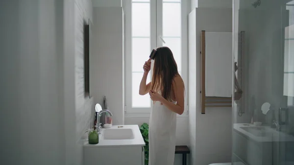 Attractive Model Combing Hair Mirror Place Confident Woman Doing Hairstyle — Fotografia de Stock