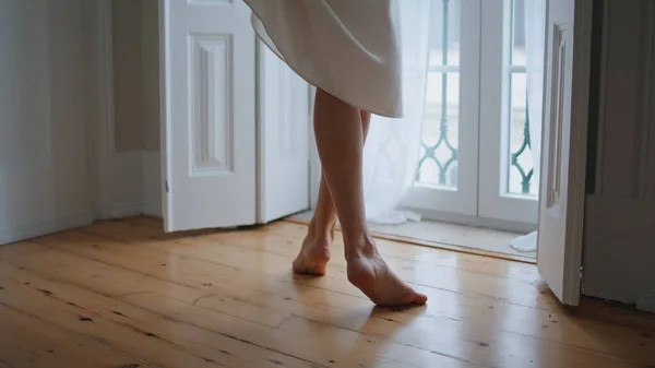 Barefoot Girl Feet Moving Cozy Apartment Close Unrecognizable Woman Dancing — Fotografia de Stock