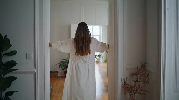 Young Lady Opening Doors Morning Interior Unknown Woman Greeting New — Φωτογραφία Αρχείου