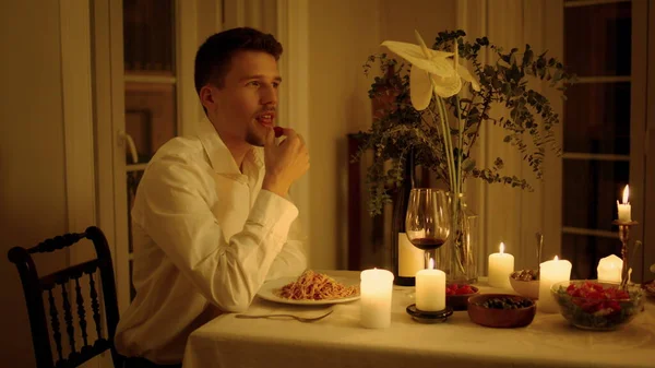 Talking Man Eating Served Evening Table Close Gesturing Guy Telling — Stock Photo, Image