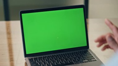 Girişimci elleri ofiste sahte dizüstü bilgisayarı işaret ediyor. Çevrimiçi Chromakey Cihaz konuşmasında bilinmeyen CEO konuşuyor. İş adamı kollarında yeşil ekran bilgisayar görüntüleriyle sohbet ediyor. İş görüşmesi konsepti 