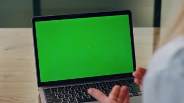 İş kadını, ofisinde el kol hareketleri yapan bir dizüstü bilgisayar sunuyor. Çevrimiçi Chroma Key Cihazı konuşmasında kimliği belirsiz bir kadın konuşuyor. Kadın patron yeşil ekran görüntülü bilgisayar sohbeti yapıyor. İş görüşmesi konsepti 