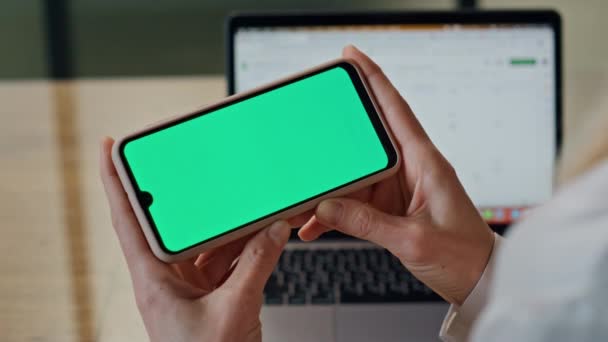 Direktör Içeride Yeşil Ekran Cep Telefonunu Yakından Izliyor Simsiz Kadını — Stok video