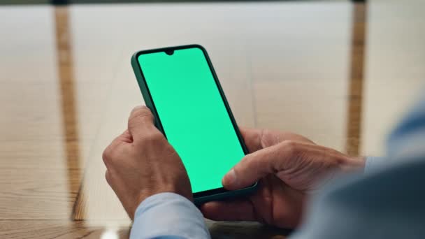 Człowiek Ręcznie Przewijanie Greenscreen Smartfon Zamknięcie Wnętrz Nieznany Biznesmen Korzystający — Wideo stockowe