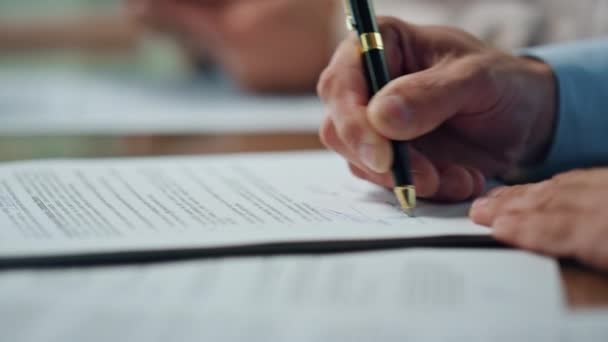 Affärsman Hand Underteckna Avtal Vid Förhandlingsbordet Närbild Glada Glasögon Anställd — Stockvideo