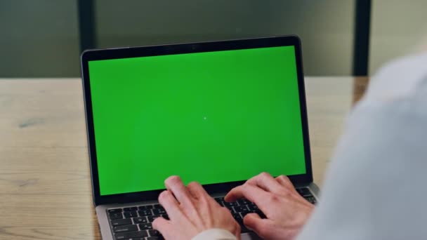 オフィスのクローズアップにモックアップノートパソコンを入力する女性の手 キャビネットのクロマキーコンピュータのキーボードのボタンを押す無名の女性 遠隔地の職場でグリーンスクリーンデバイスを使用している認識できないビジネス女性 — ストック動画