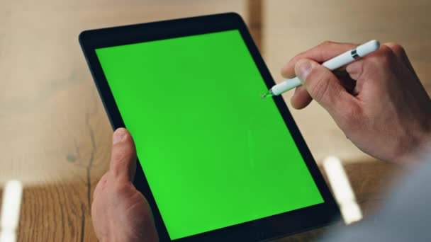 Designer Hand Zeichnung Greenscreen Tablet Büro Nahaufnahme Anonymer Geschäftsmann Mit — Stockvideo