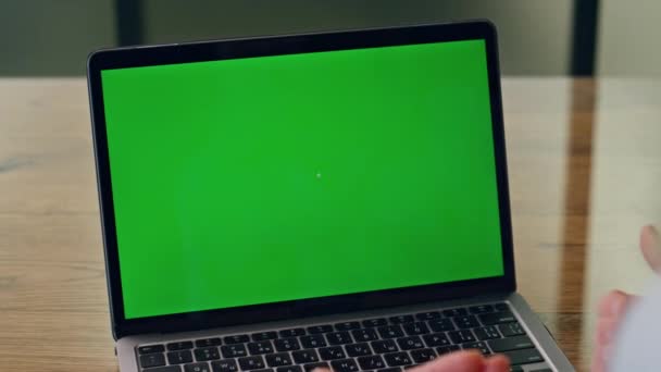 Lady Überreicht Chromakey Computer Tischnähe Unbekannter Regisseur Mit Videoanruf Green — Stockvideo