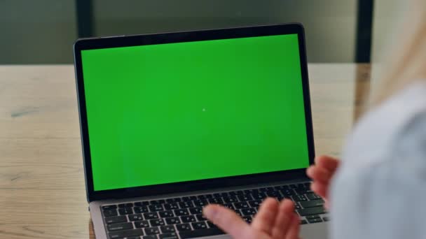 Empresária Mãos Gestos Mockup Laptop Escritório Senhora Desconhecida Conversando Dispositivo — Vídeo de Stock