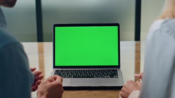 Empreendedor Casal Vídeo Conversando Laptop Mockup Local Trabalho Equipe Executiva — Vídeo de Stock