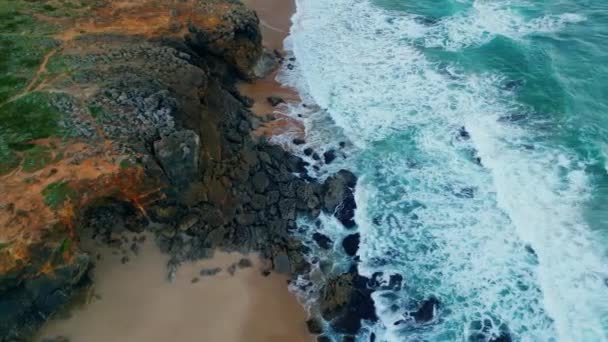 Piankowe Fale Morskie Myjące Piękne Skaliste Wybrzeże Zwolnionym Tempie Widok — Wideo stockowe