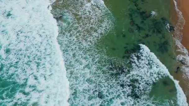 Letecký Pohled Tyrkysové Vlny Valící Písečné Tropické Pláži Super Zpomaleném — Stock video