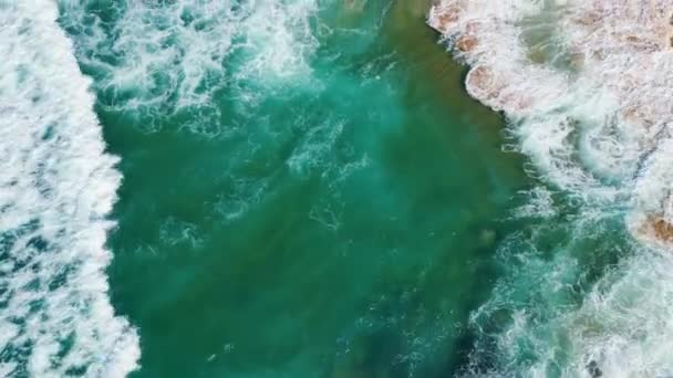 Drone Vista Poderosas Ondas Mar Rolando Bela Praia Areia Com — Vídeo de Stock