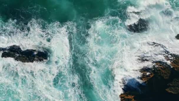 Vista Aérea Tormentosas Olas Oceánicas Rompiendo Rocas Costeras Volcánicas Cámara — Vídeos de Stock