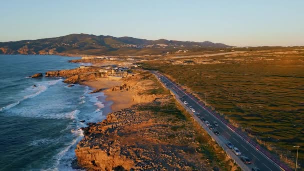 Golden Evening Güneş Işığı Hava Manzaralı Sahil Yolunda Giden Arabalar — Stok video