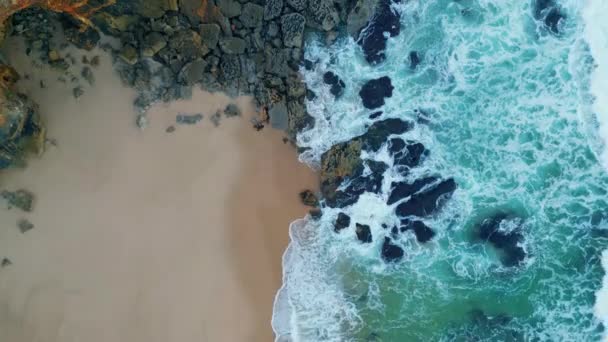 Fırtınalı Okyanus Dalgaları Kayalık Kıyılarda Köpürüyor Deniz Kıyısındaki Kayalıklara Ağır — Stok video