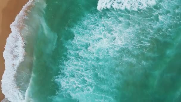无人机发射的绿松石海洋飞溅在金色沙滩上慢动作 美丽的海景 泡沫般的海浪在海滨夏日翻滚 美丽的海水冲刷着热带海岸 海洋风景 — 图库视频影像