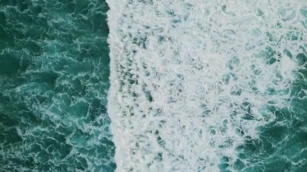 绿松石海水冲刷海滨鸟瞰 风景如画的海景泡沫波浪在海滩上翻滚飞溅 美丽的海浪冲刷着海岸线缓慢地运动 沿海自然景观 — 图库视频影像