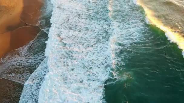 Drone Vista Vazia Praia Areia Com Deslumbrante Oceano Tempestuoso Pôr — Vídeo de Stock