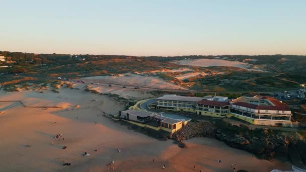 Drone Widok Przytulny Ośrodek Położony Piaszczystym Wybrzeżu Wieczornym Słońcu Samochody — Wideo stockowe