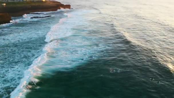 Ruhige Meereslandschaft Die Küstenfelsen Superzeitlupe Spült Majestätische Meereswellen Aus Der — Stockvideo