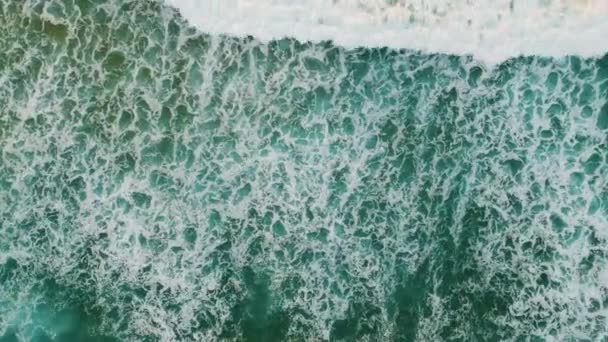 戏剧化的海洋景观泡沫美丽的海洋滚动到海岸线缓慢的运动 空中观察海浪在海滩上飞溅 形成白色泡沫 夏日的海滨绿松石水洗 — 图库视频影像