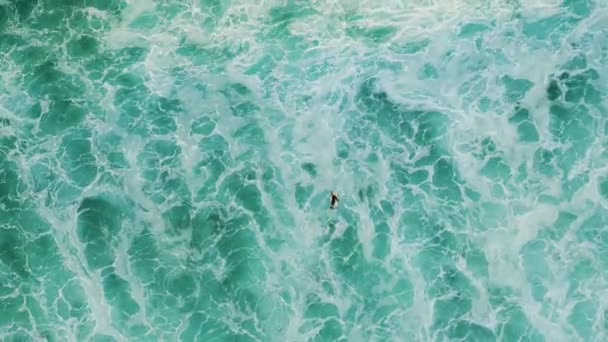 泡の海の波に手を振ってサーフボード上のトップビューサーファーの水泳 空中の美しい海の水の海岸のスローモーションに圧延発泡 知られていないサーファーは 風光明媚な海辺でアクティブな夏の趣味を楽しむ — ストック動画