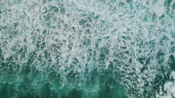 发泡的绿松石海水以超慢速运动飞溅 空中的景色美丽的波浪翻滚到海滨 形成了白色的泡沫 风景如画的海滨风景暑假 好大的海浪 — 图库视频影像