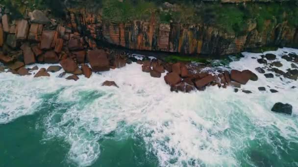 Dramatyczny Ocean Powietrzny Rozbijający Ciemne Przybrzeżne Skały Zwolnionym Tempie Drone — Wideo stockowe