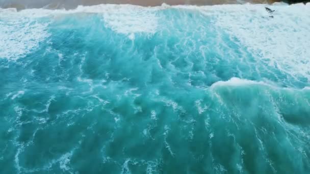 在热带海岸上 鸟瞰着蓝色海浪的景色 绿松石海洋冲浪滚动到海滩超慢动作 暴风雨汹涌冲刷着美丽的海岸 美丽的海景夏日 — 图库视频影像