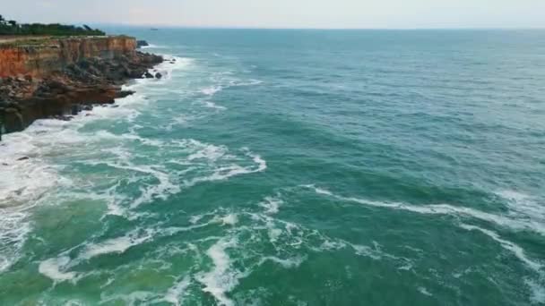Вид Воздуха Прекрасный Скалистый Берег Пасмурная Погода Глубокий Голубой Океан — стоковое видео